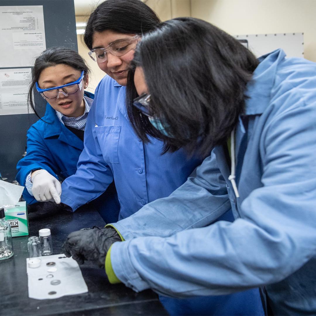 Dahyun Oh, associate professor of materials engineering, in the Energy Materials Lab with students. Photo by Robert C. 贝恩